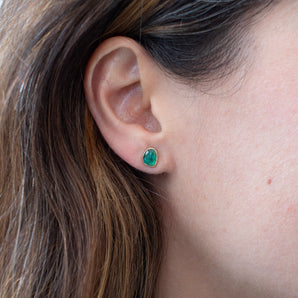 18K Freeform Smooth Stud Earrings - Emerald
