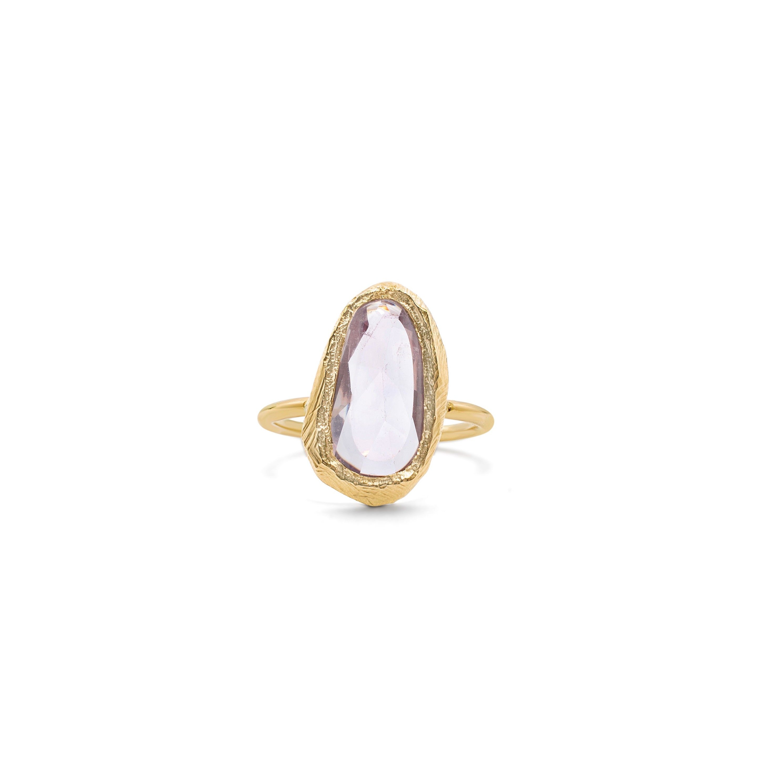 Handmade ring made in 18kt gold with a lavender sapphire