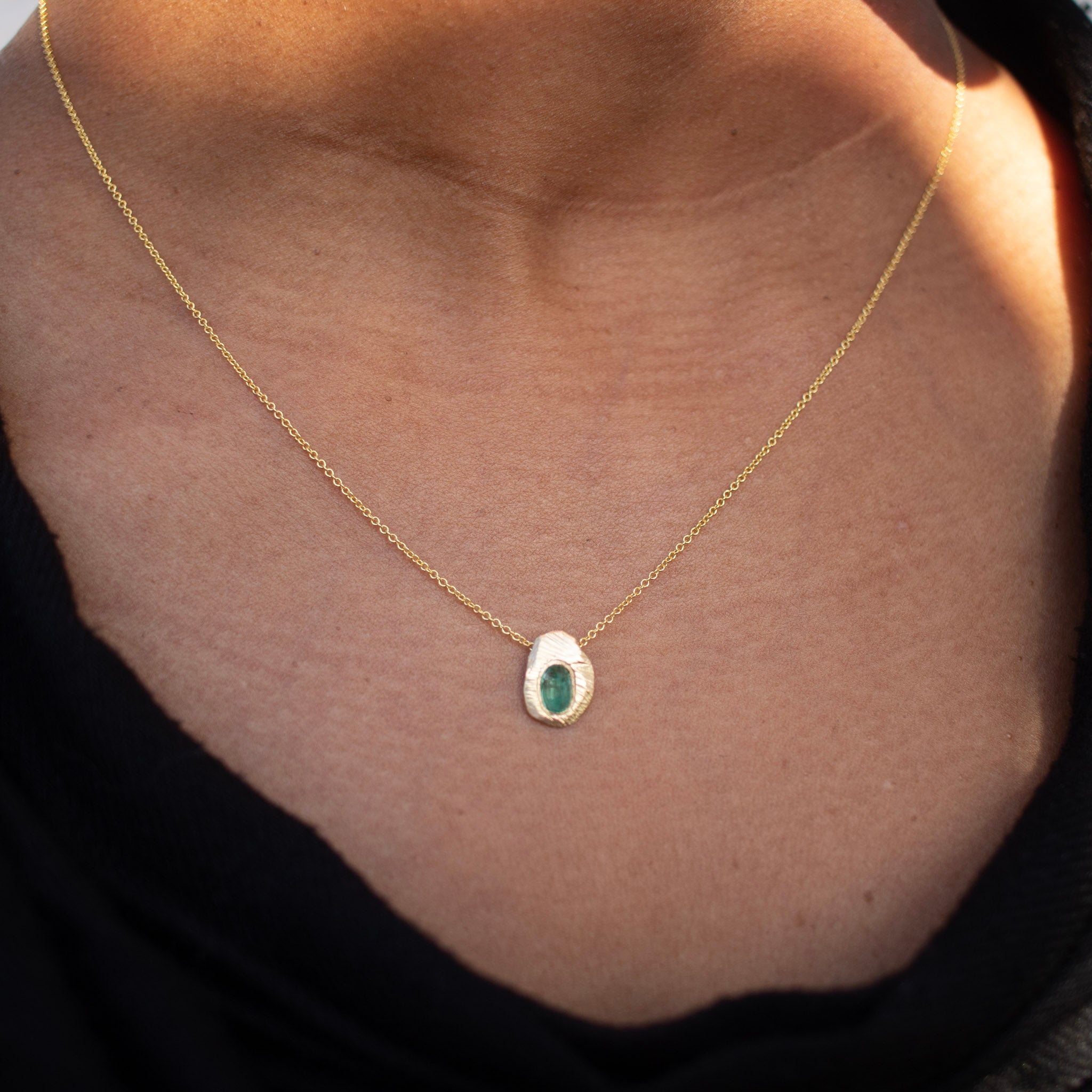 Handmade oval emerald necklace in 18kt gold.